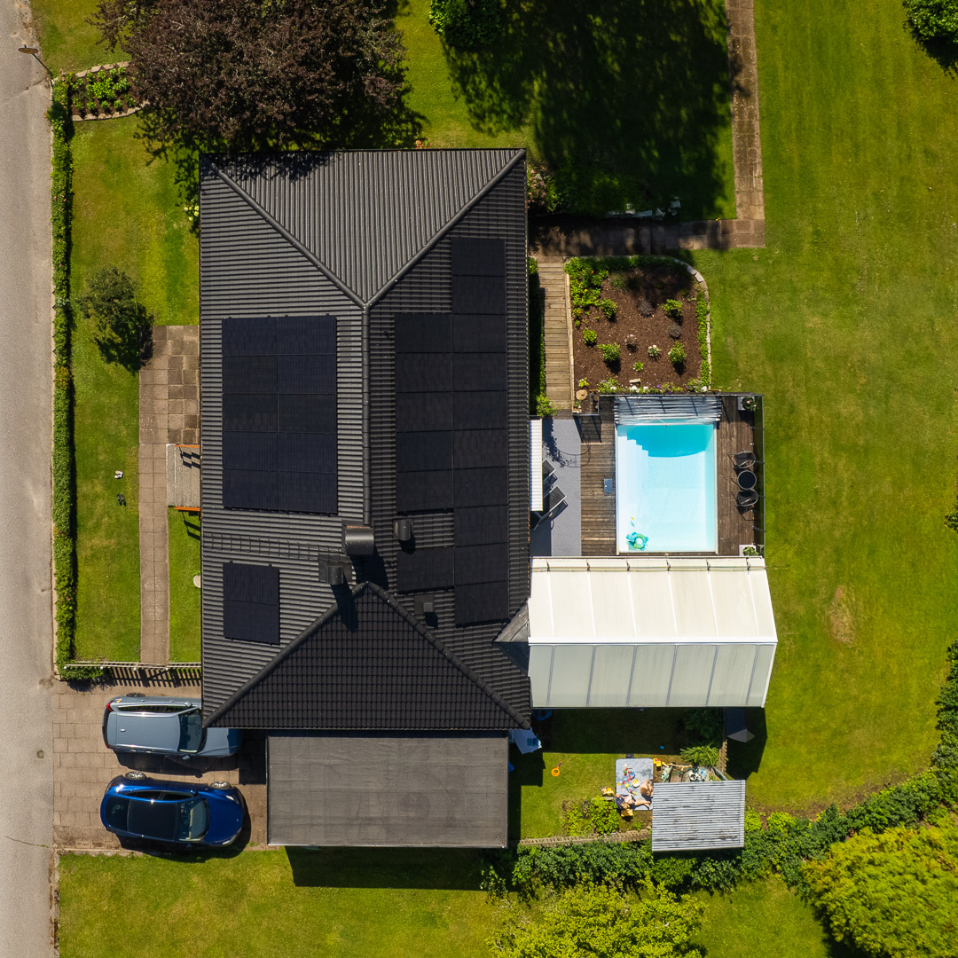 Drönarbild tagen av Svenska marknadsgruppen på solpaneler monterade på hustak av Solkraft i Viby
